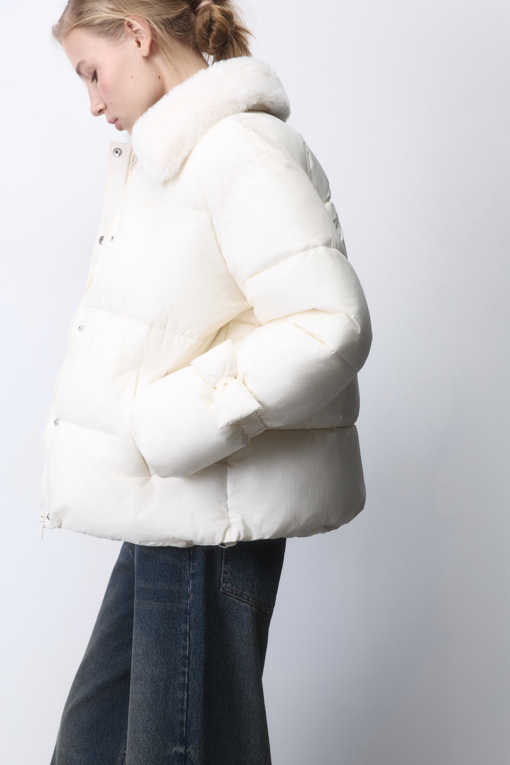Куртка на утеплителе с опушкой и бантиками - цвет молочный - 2