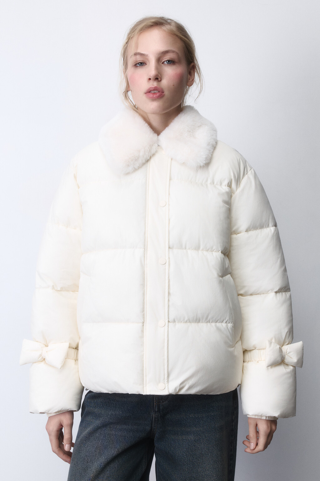 Куртка на утеплителе с опушкой и бантиками - цвет молочный - 3