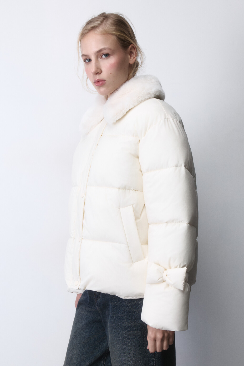 Куртка на утеплителе с опушкой и бантиками - цвет молочный - 4