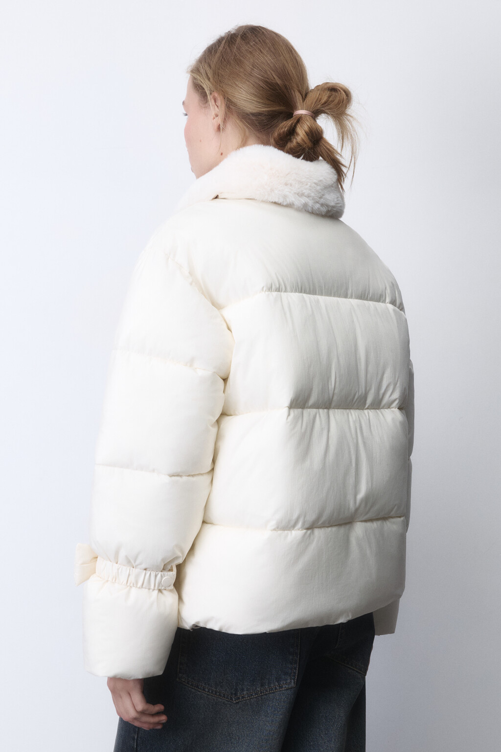 Куртка на утеплителе с опушкой и бантиками - цвет молочный - 5