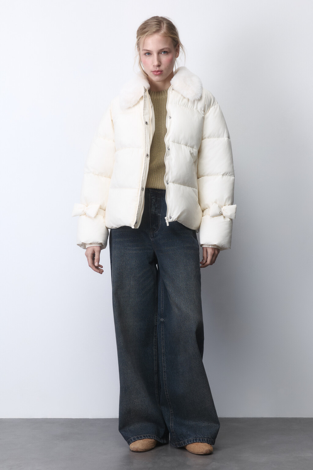 Куртка на утеплителе с опушкой и бантиками - цвет молочный - 6