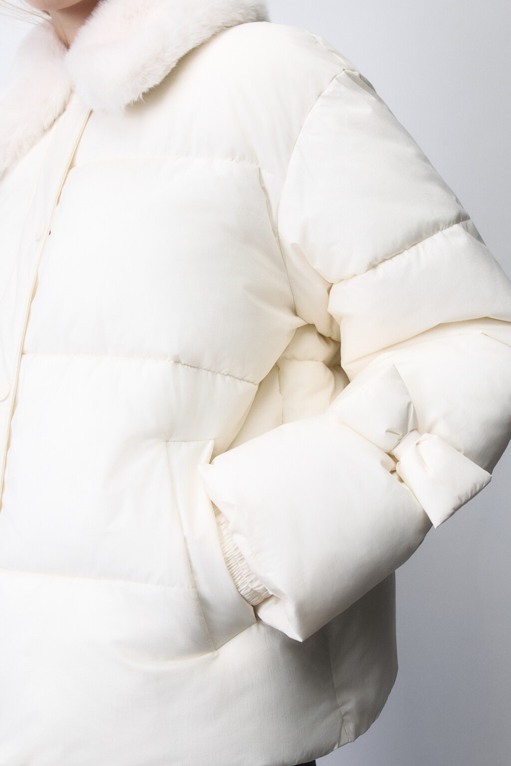 Куртка на утеплителе с опушкой и бантиками - цвет молочный - 7