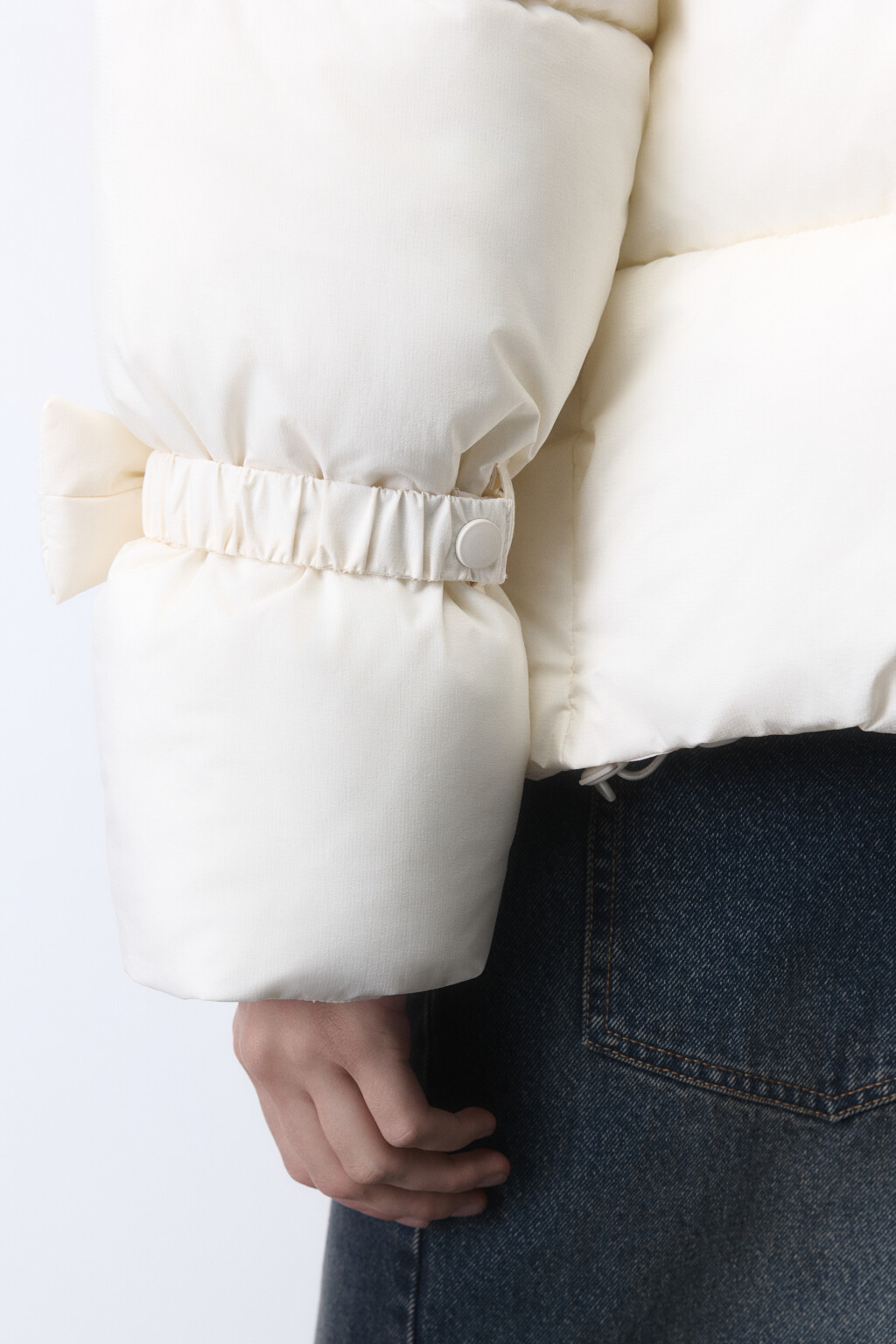 Куртка на утеплителе с опушкой и бантиками - цвет молочный - 9