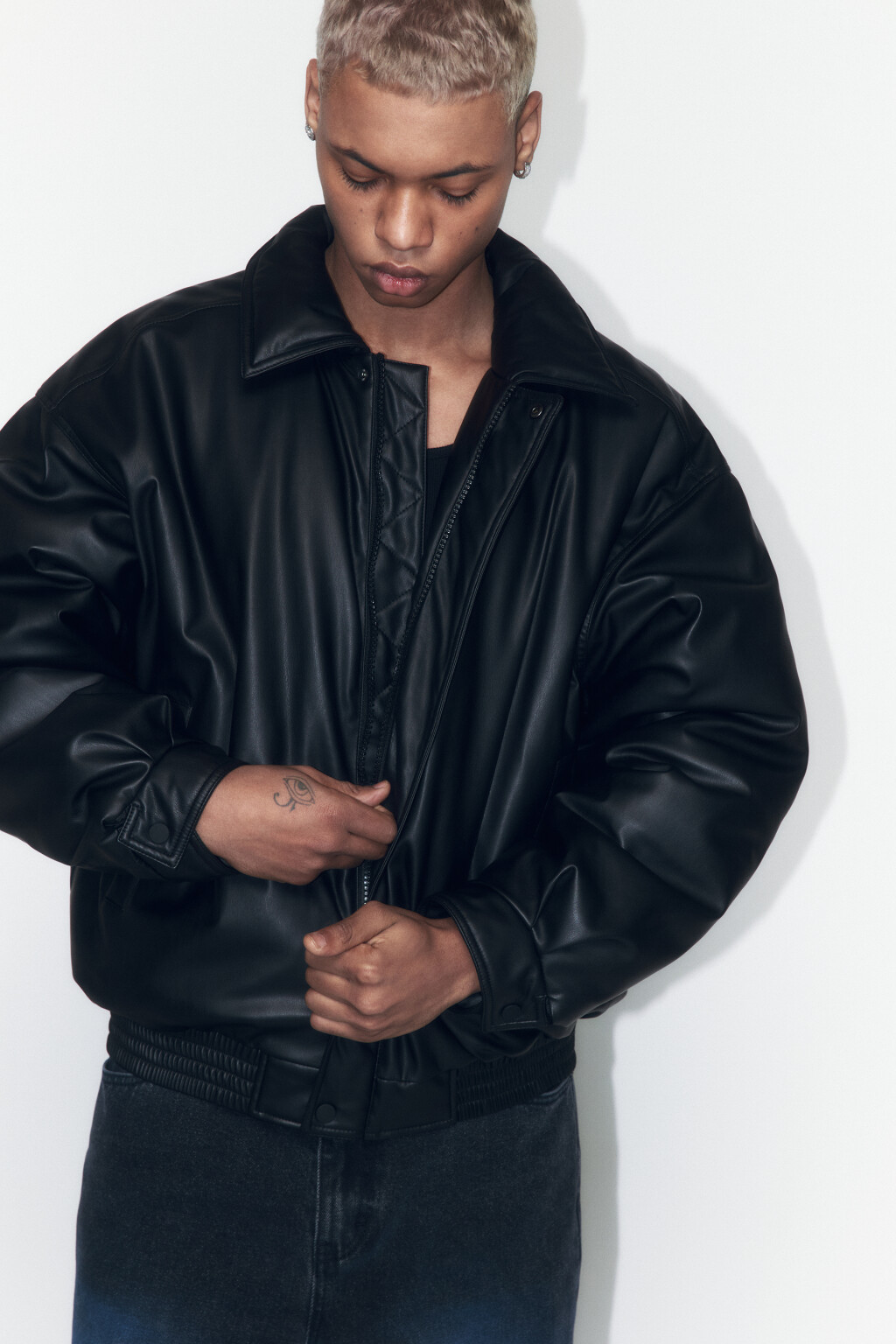 Куртка-бомбер из искусственной кожи на утеплителе - цвет черный - 1
