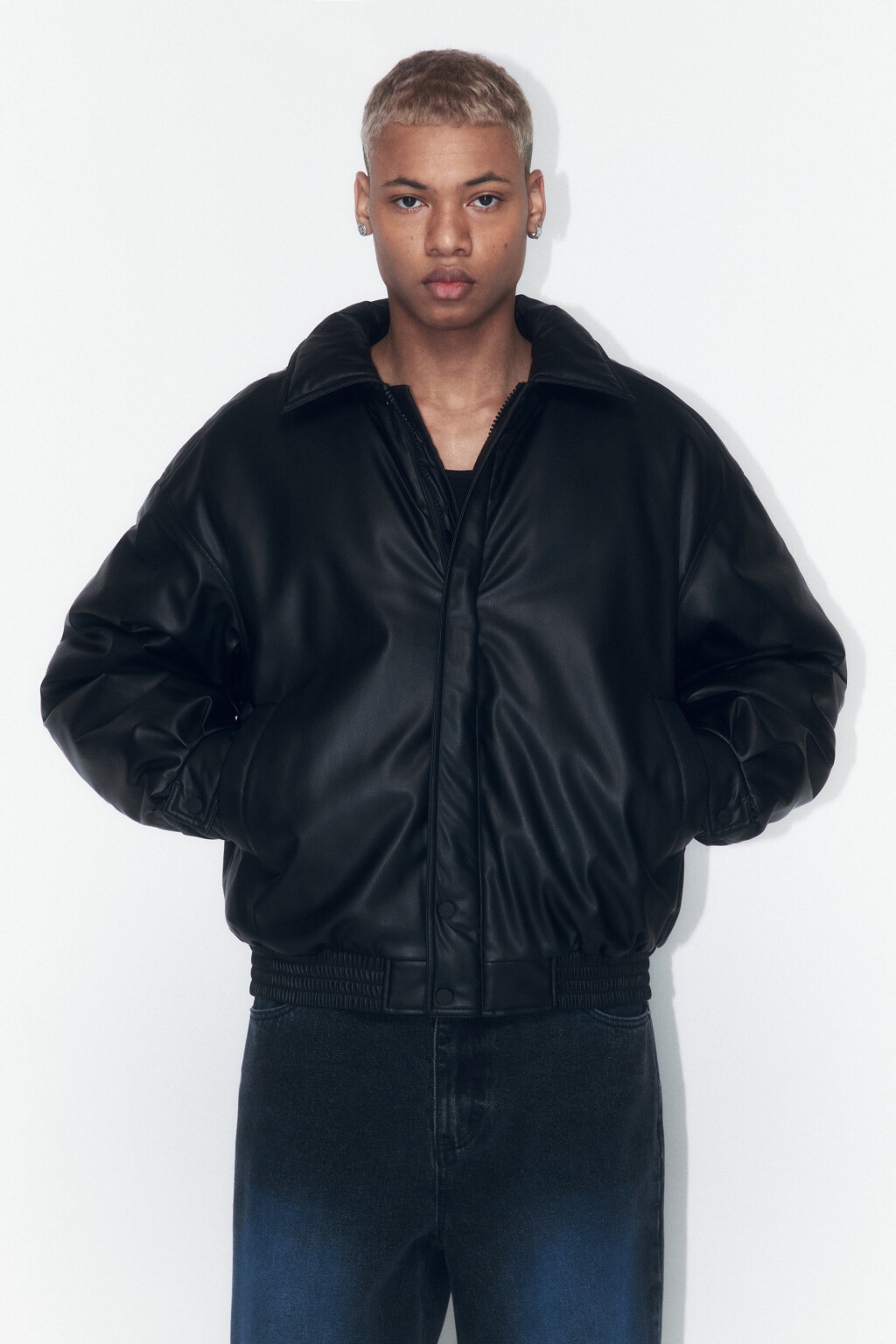 Куртка-бомбер из искусственной кожи на утеплителе - цвет черный - 2