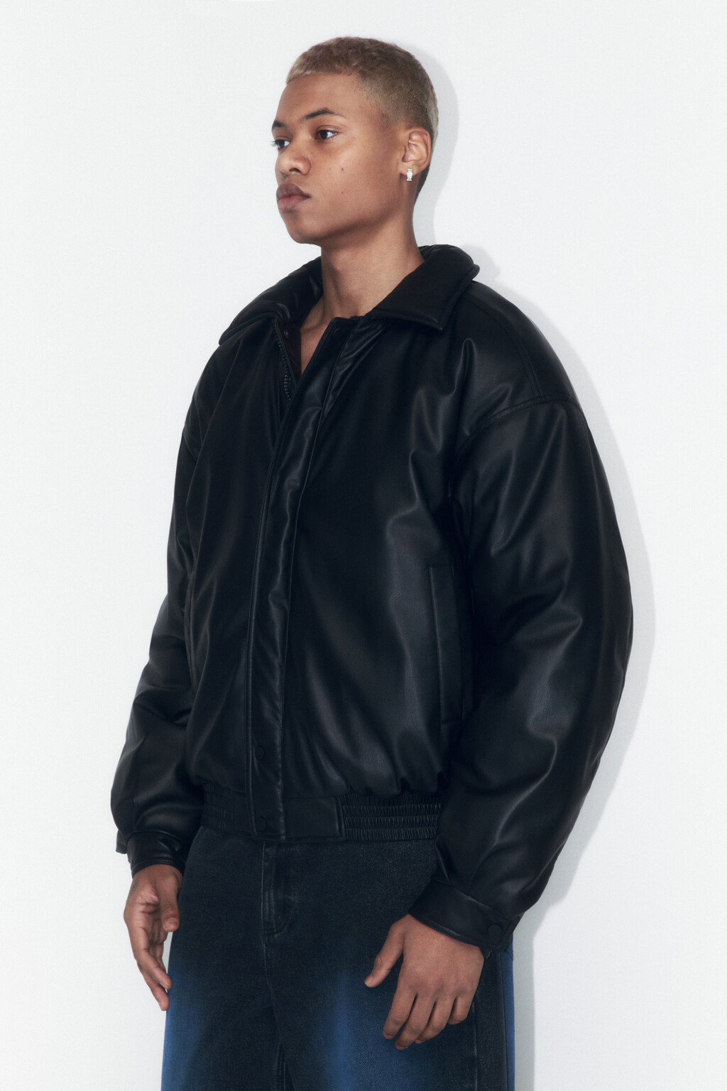 Куртка-бомбер из искусственной кожи на утеплителе - цвет черный - 3