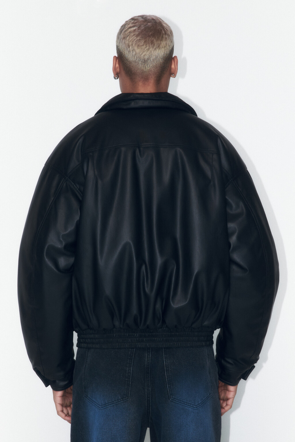 Куртка-бомбер из искусственной кожи на утеплителе - цвет черный - 4
