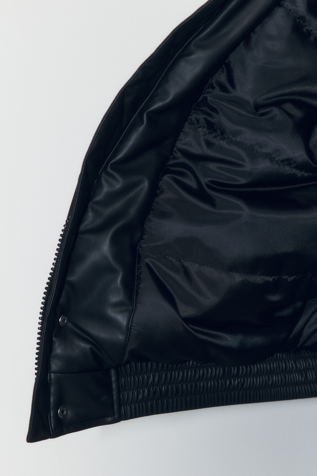Куртка-бомбер из искусственной кожи на утеплителе - цвет черный - 6