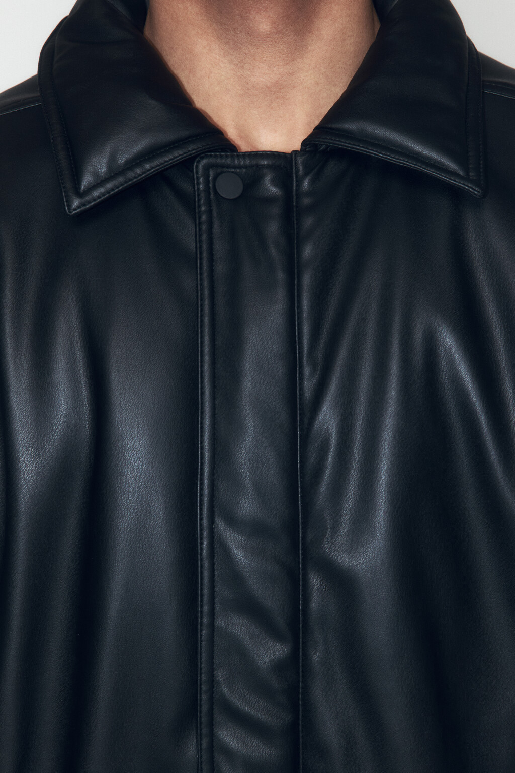 Куртка-бомбер из искусственной кожи на утеплителе - цвет черный - 7