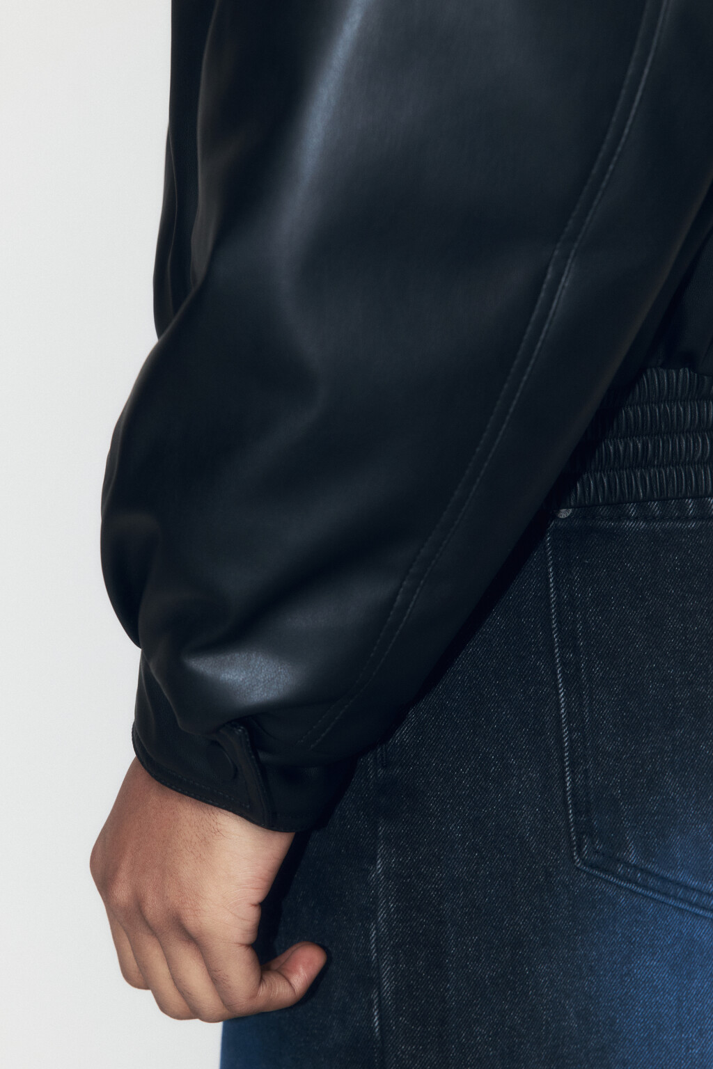 Куртка-бомбер из искусственной кожи на утеплителе - цвет черный - 8