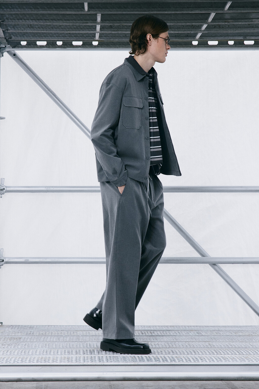 Брюки широкие костюмные с защипами на поясе - цвет серый - 10