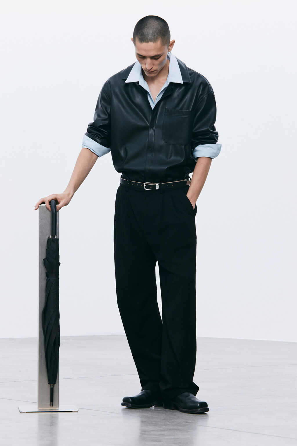 Брюки широкие с бахромой по боковым швам - цвет черный - 10