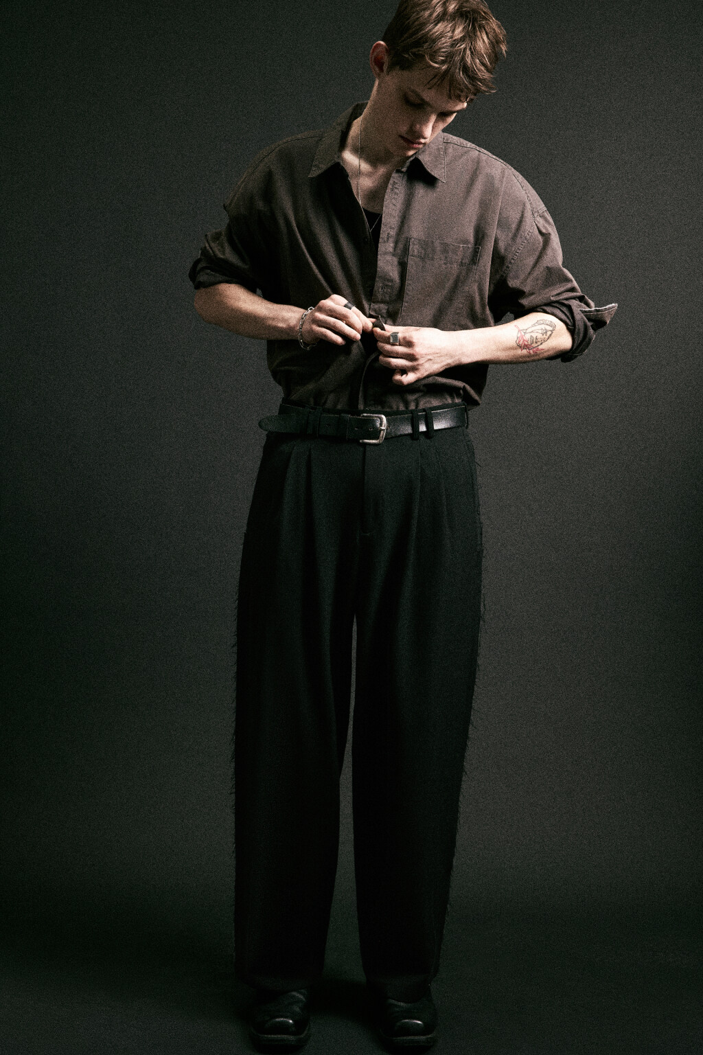 Брюки широкие с бахромой по боковым швам - цвет черный - 2