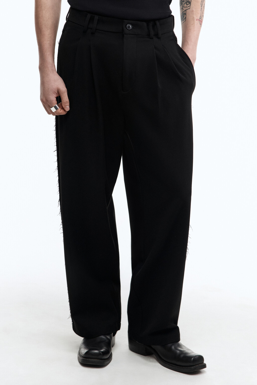 Брюки широкие с бахромой по боковым швам - цвет черный - 3