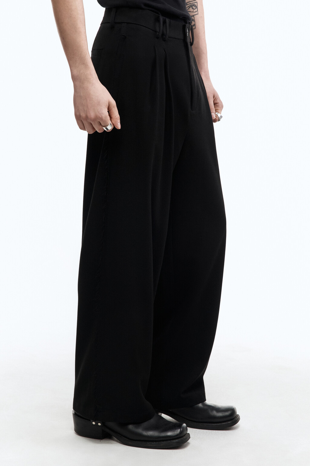 Брюки широкие с бахромой по боковым швам - цвет черный - 4