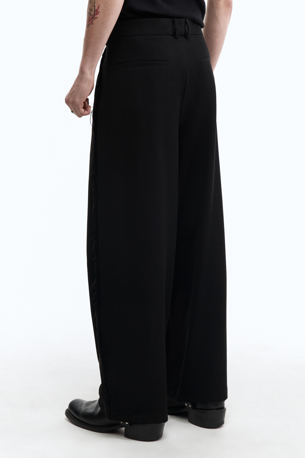 Брюки широкие с бахромой по боковым швам - цвет черный - 5