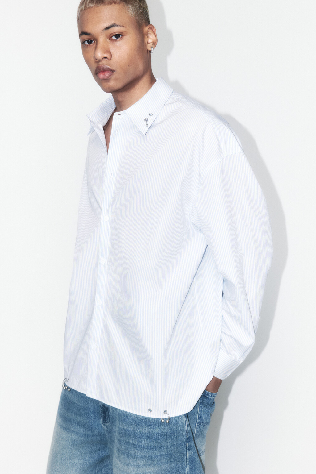 Рубашка oversize в полоску с пирсингом - цвет голубой - 1