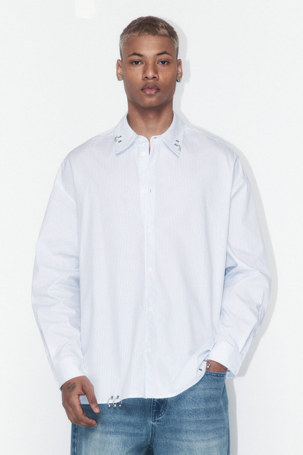 Рубашка oversize в полоску с пирсингом - цвет голубой - 2