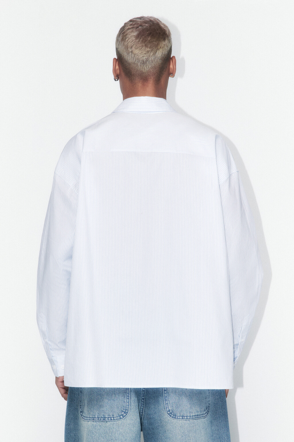 Рубашка oversize в полоску с пирсингом - цвет голубой - 4