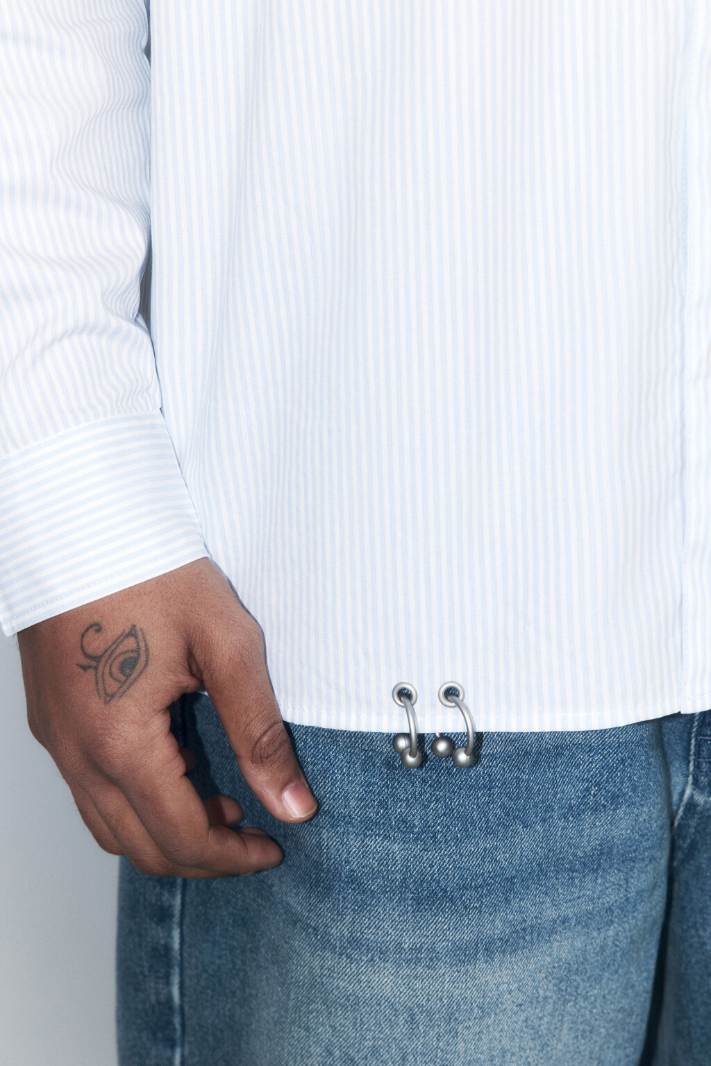 Рубашка oversize в полоску с пирсингом - цвет голубой - 7