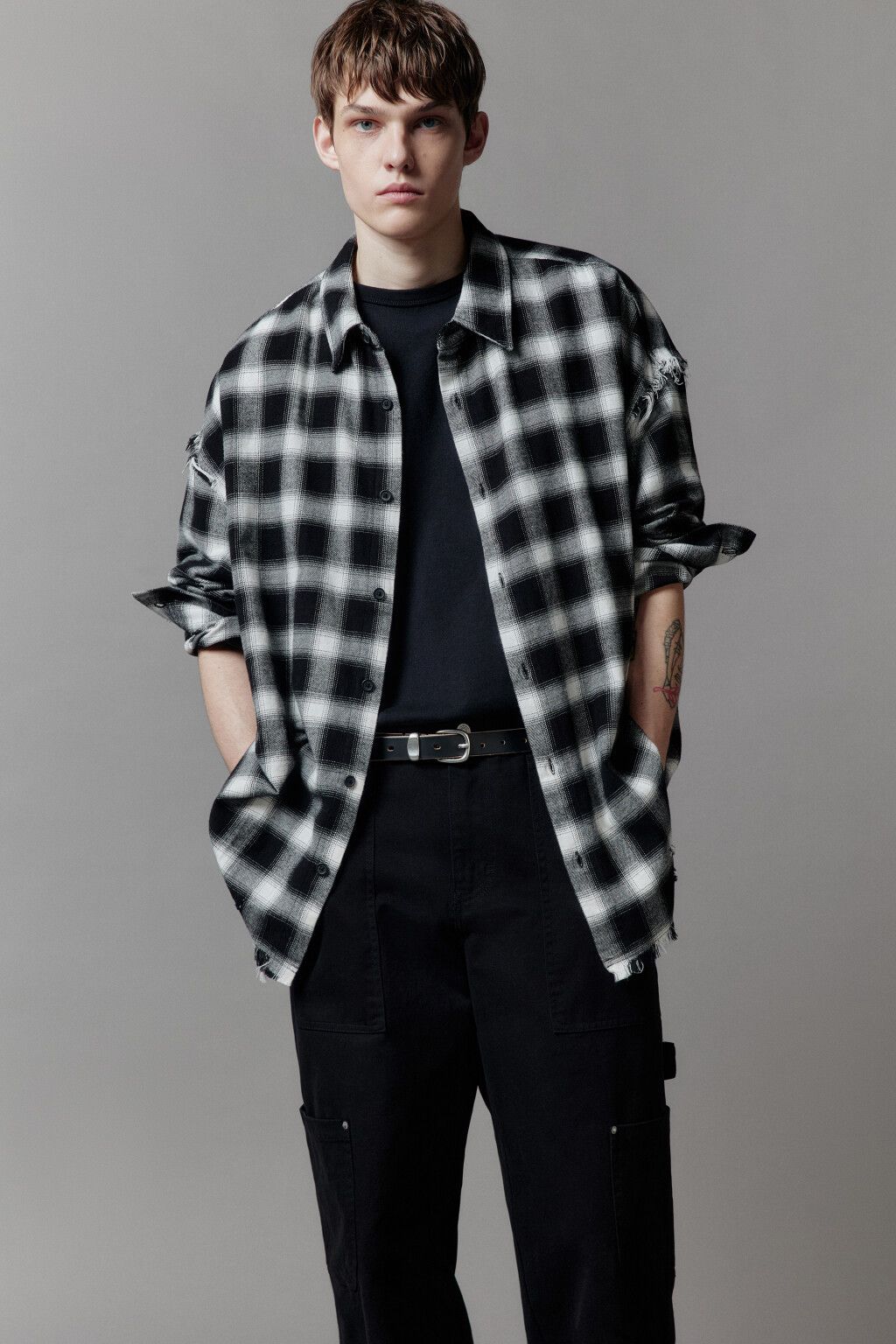 Рубашка в клетку с открытыми срезами - цвет черный - 4