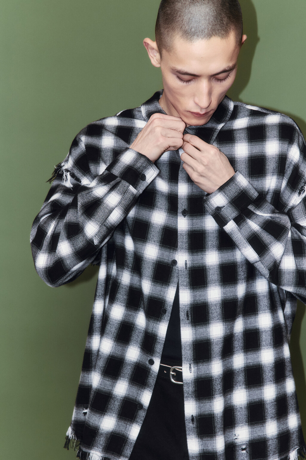 Рубашка в клетку с открытыми срезами - цвет черный - 2