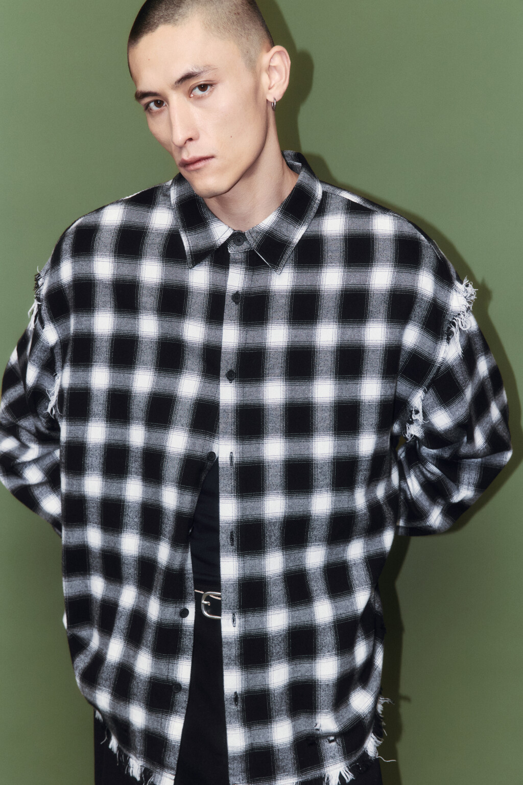 Рубашка в клетку с открытыми срезами - цвет черный - 3