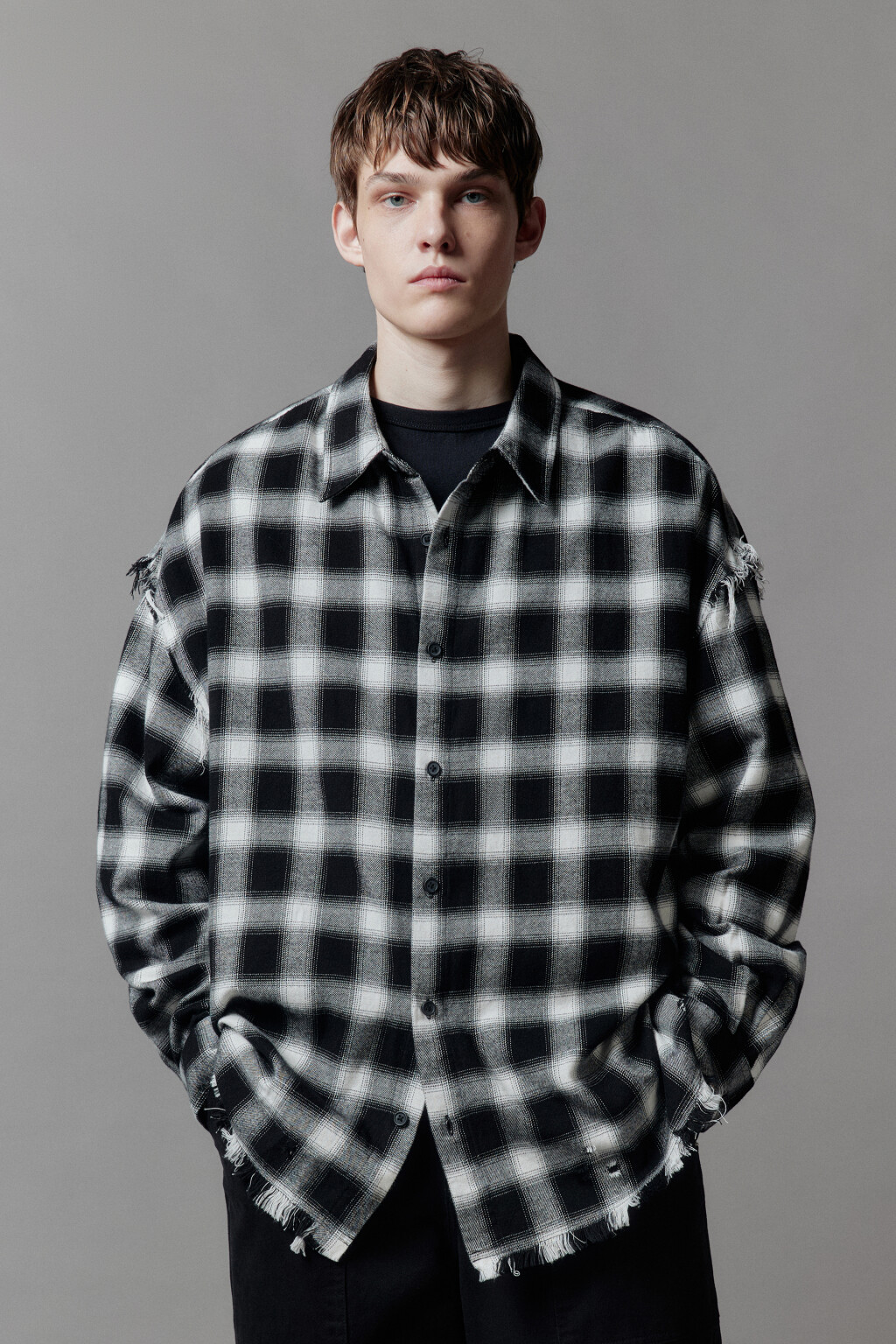 Рубашка в клетку с открытыми срезами - цвет черный - 5