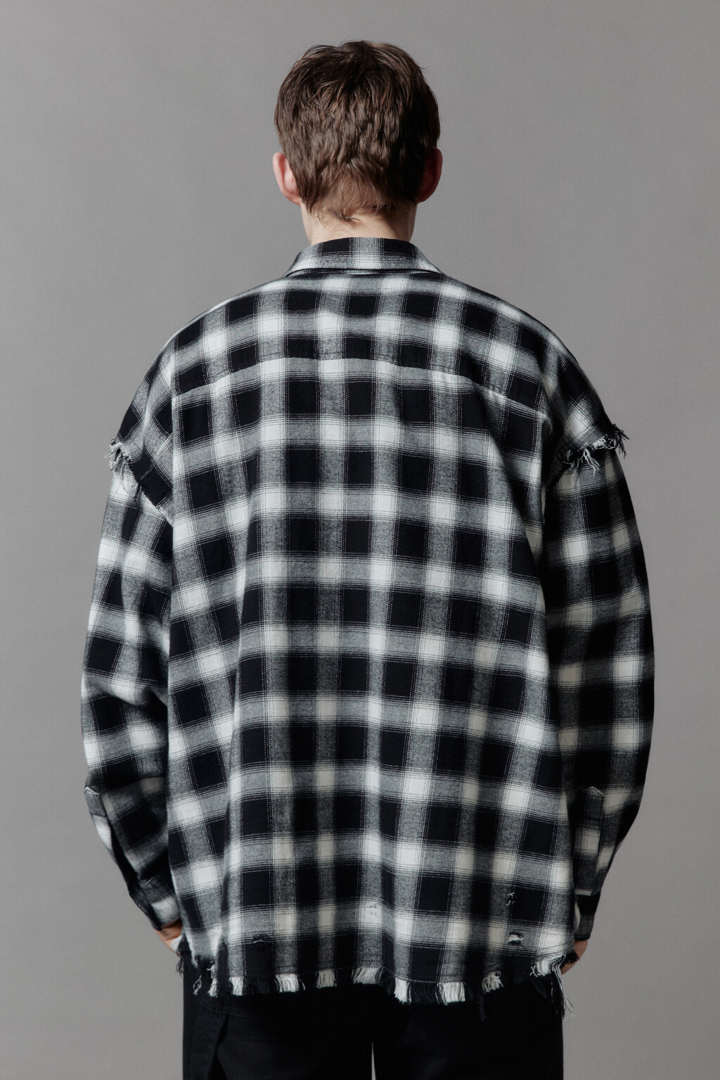 Рубашка в клетку с открытыми срезами - цвет черный - 6