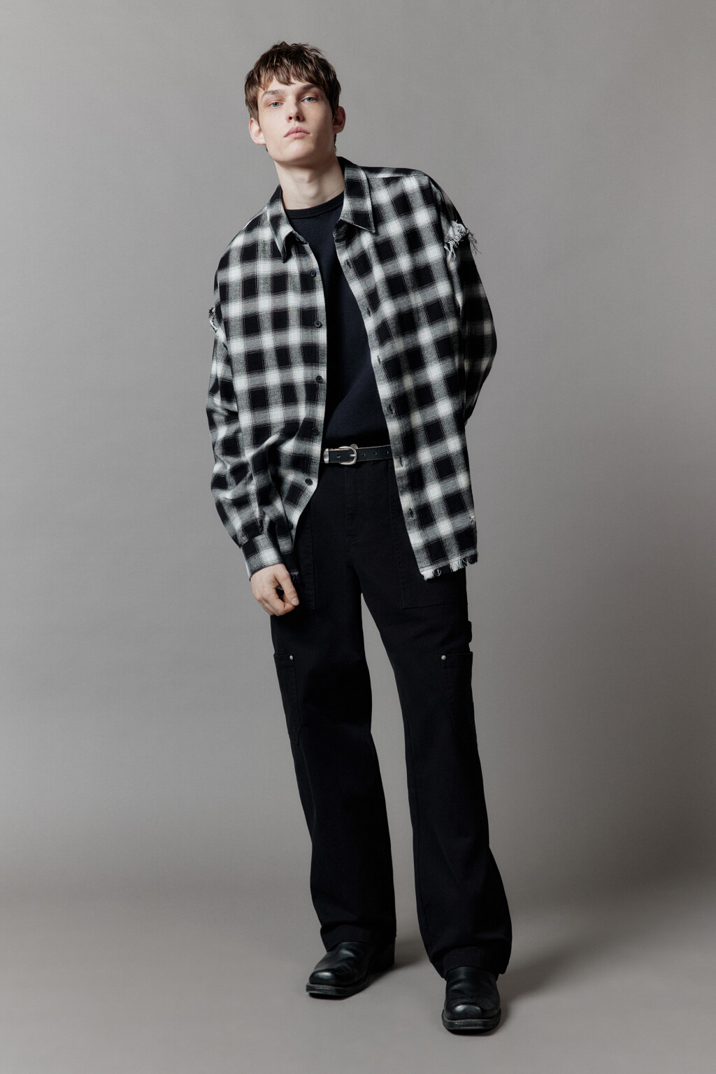 Рубашка в клетку с открытыми срезами - цвет черный - 7