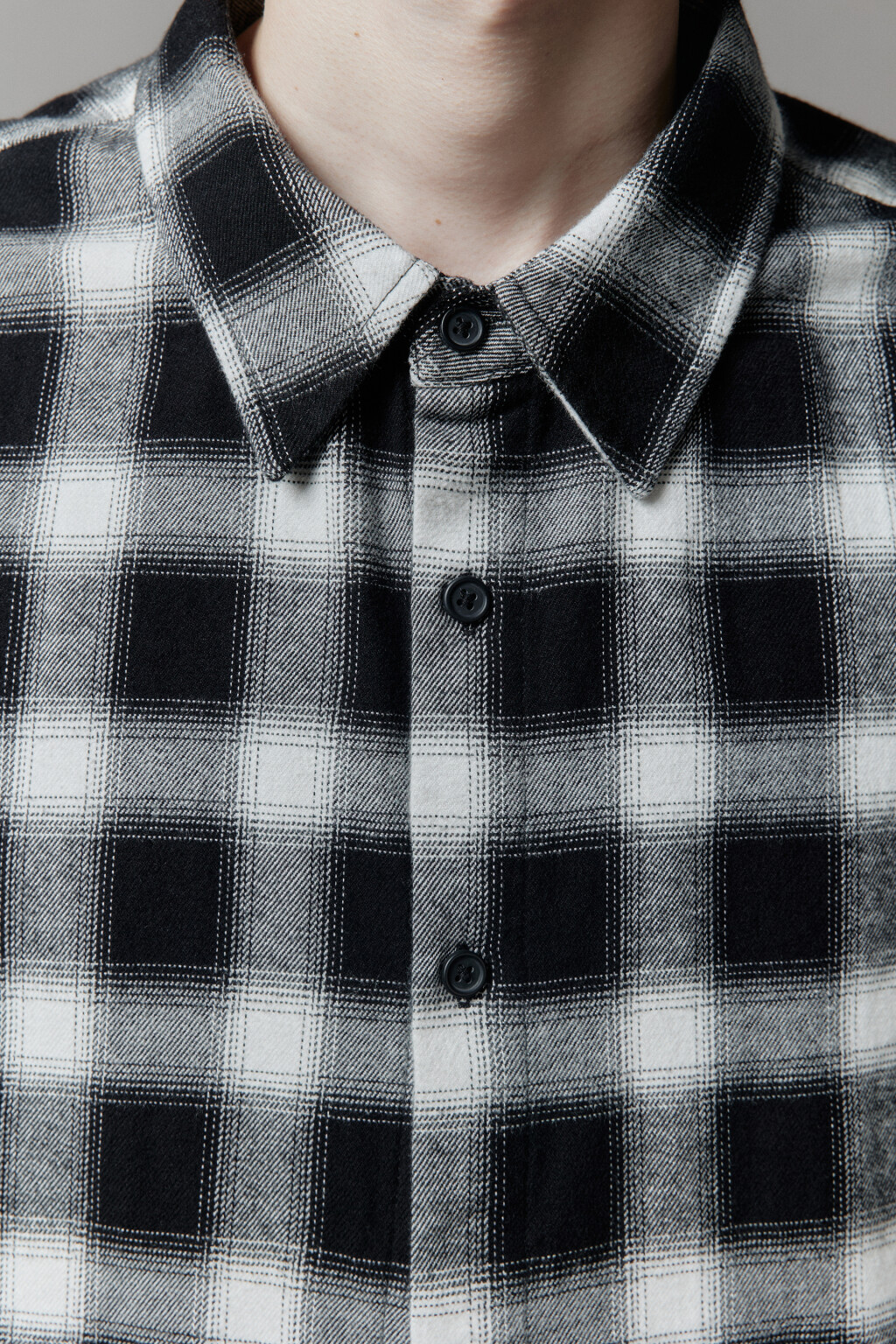 Рубашка в клетку с открытыми срезами - цвет черный - 8