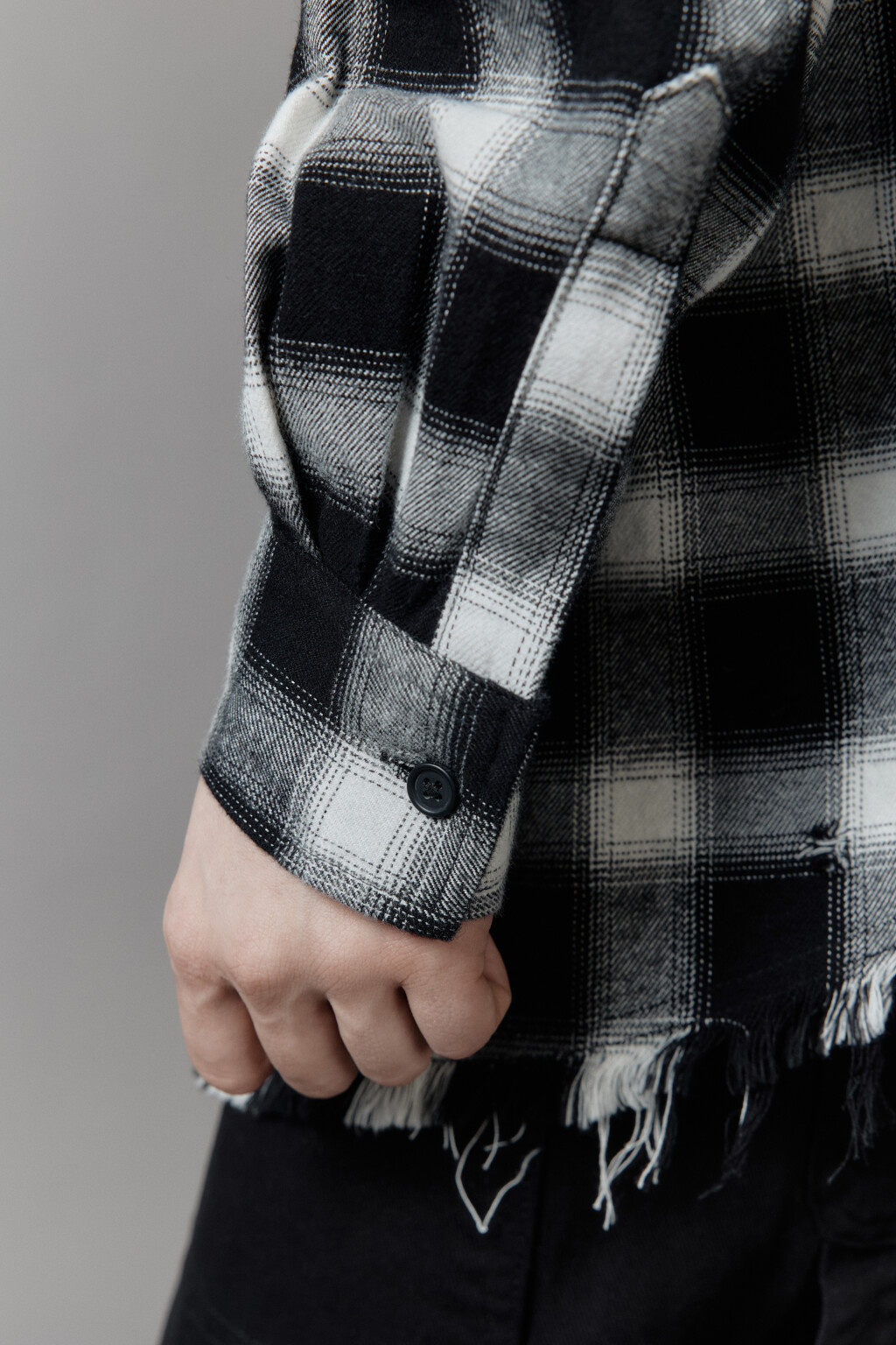 Рубашка в клетку с открытыми срезами - цвет черный - 9