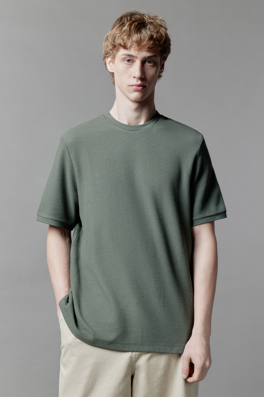 Футболка прямая из фактурного трикотажа - цвет зеленый - 2