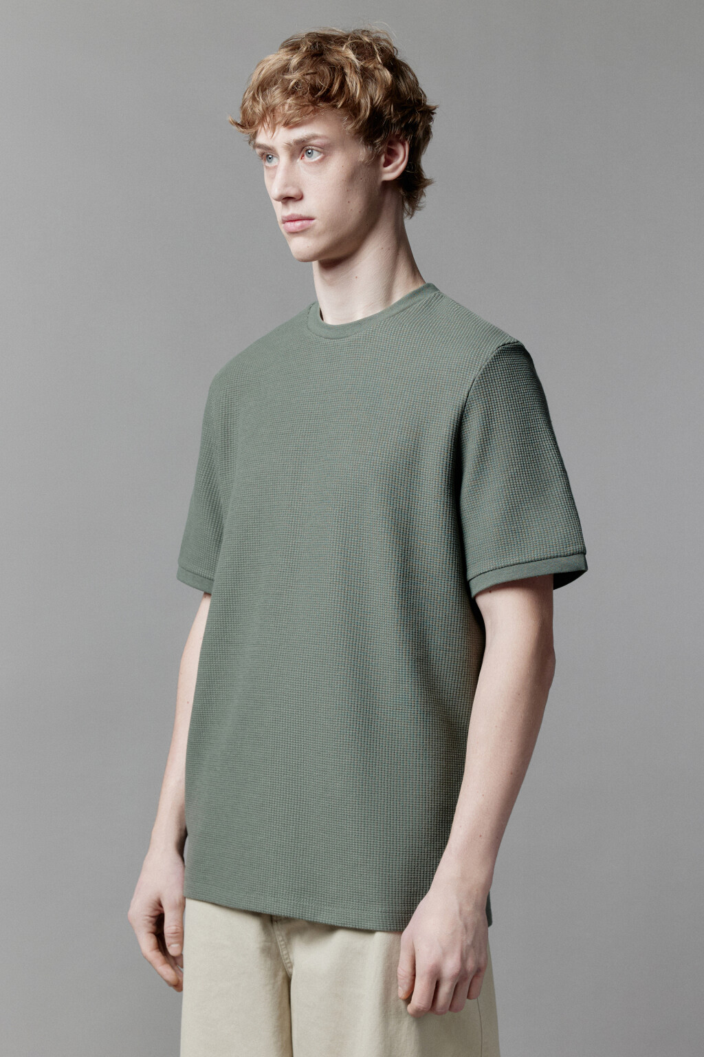 Футболка прямая из фактурного трикотажа - цвет зеленый - 3