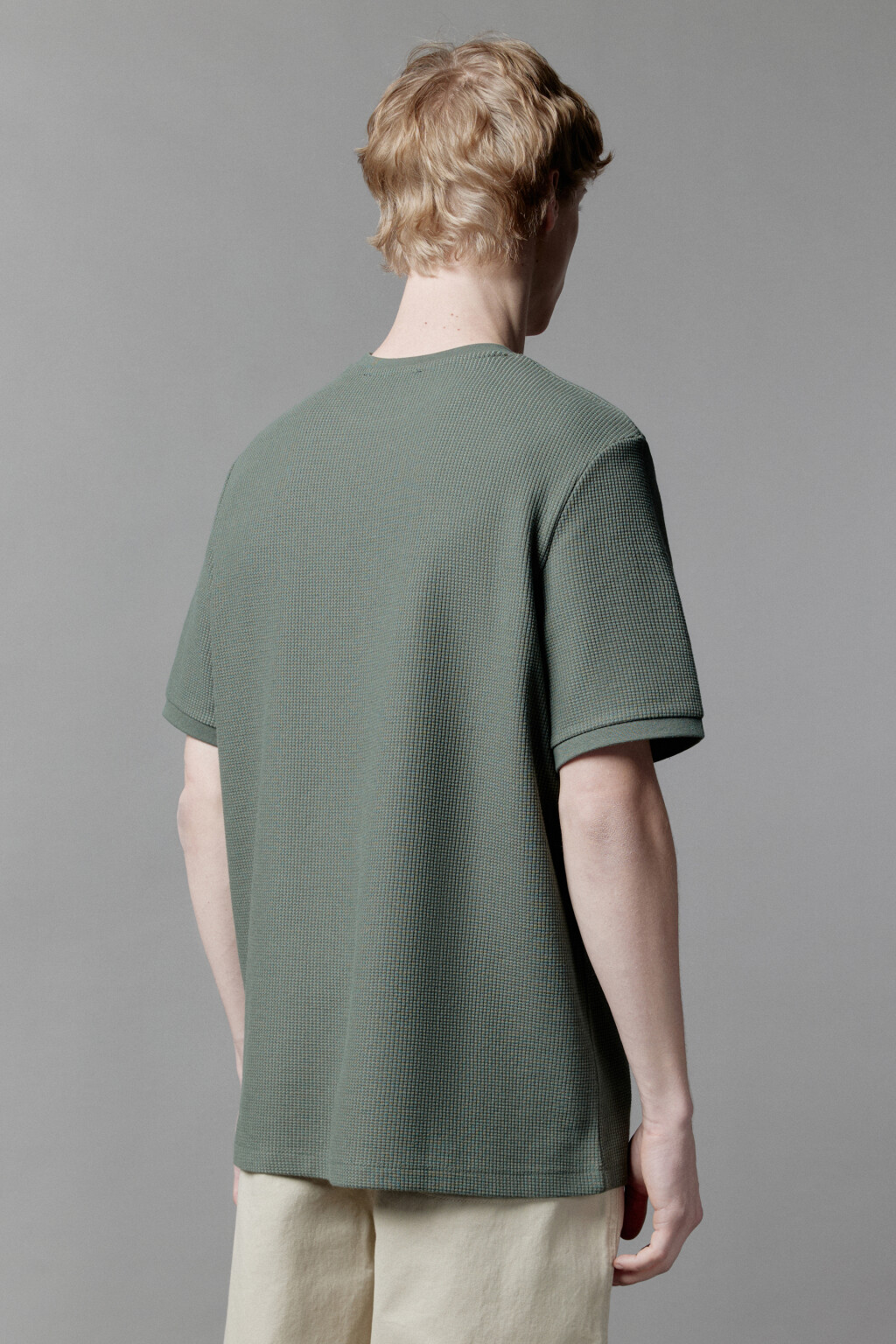 Футболка прямая из фактурного трикотажа - цвет зеленый - 4
