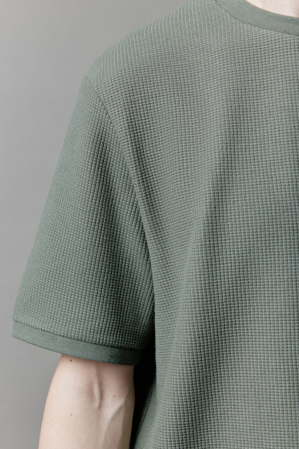 Футболка прямая из фактурного трикотажа - цвет зеленый - 8