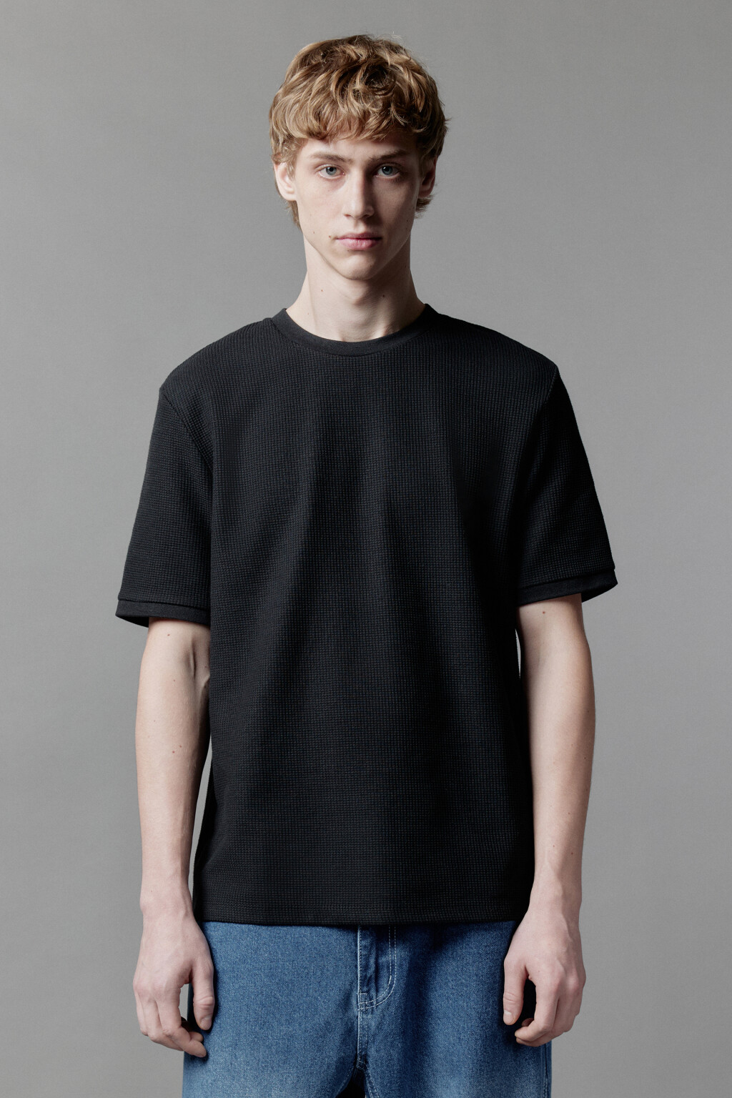 Футболка прямая из фактурного трикотажа - цвет черный - 3