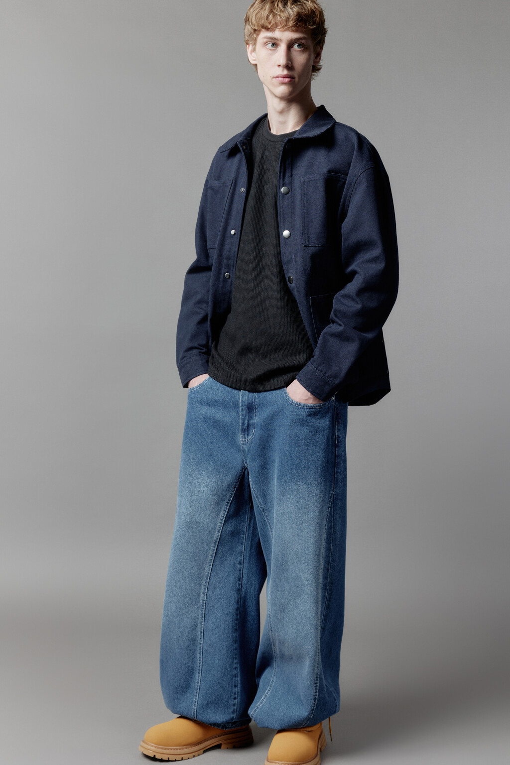 Футболка прямая из фактурного трикотажа - цвет черный - 5