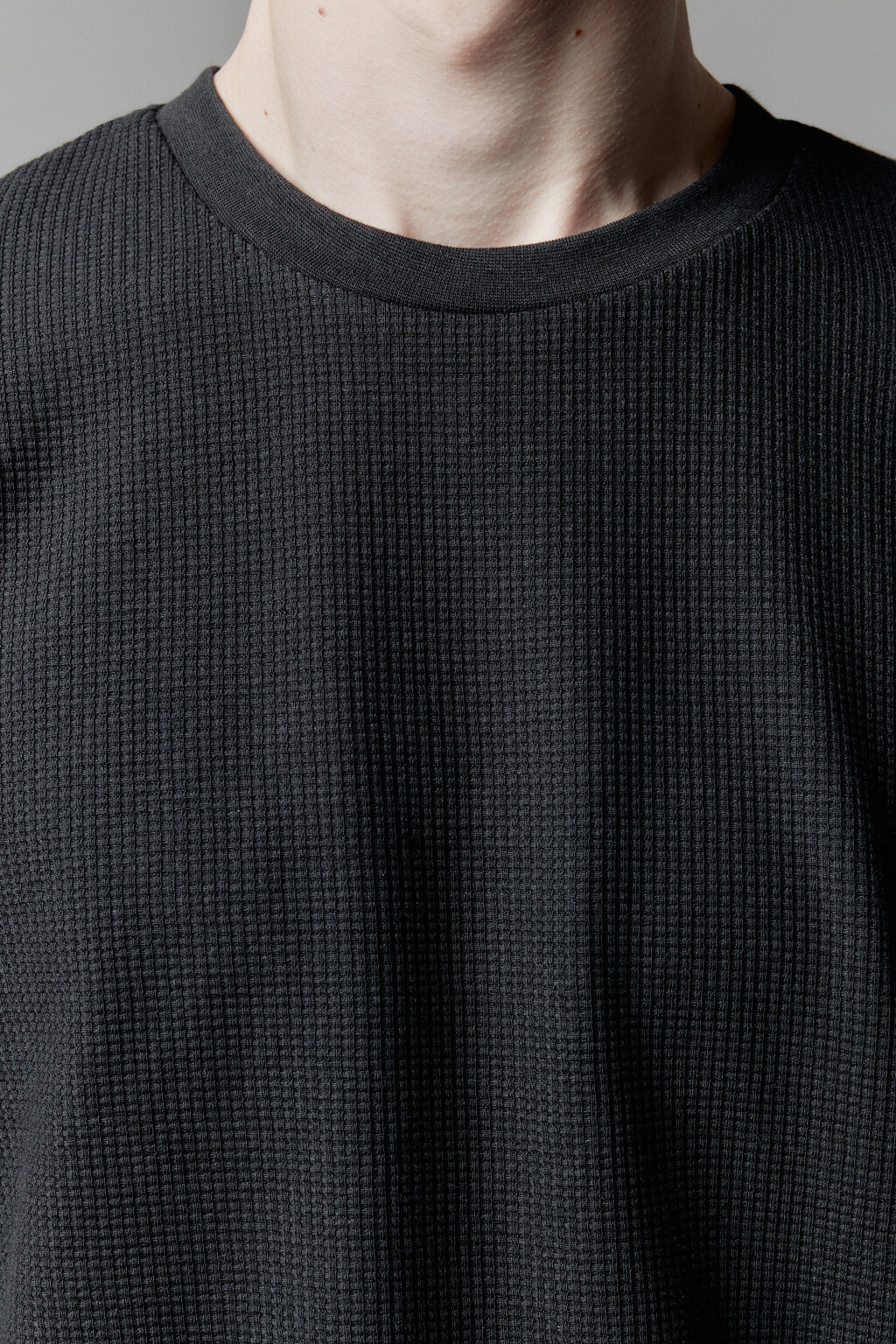 Футболка прямая из фактурного трикотажа - цвет черный - 6