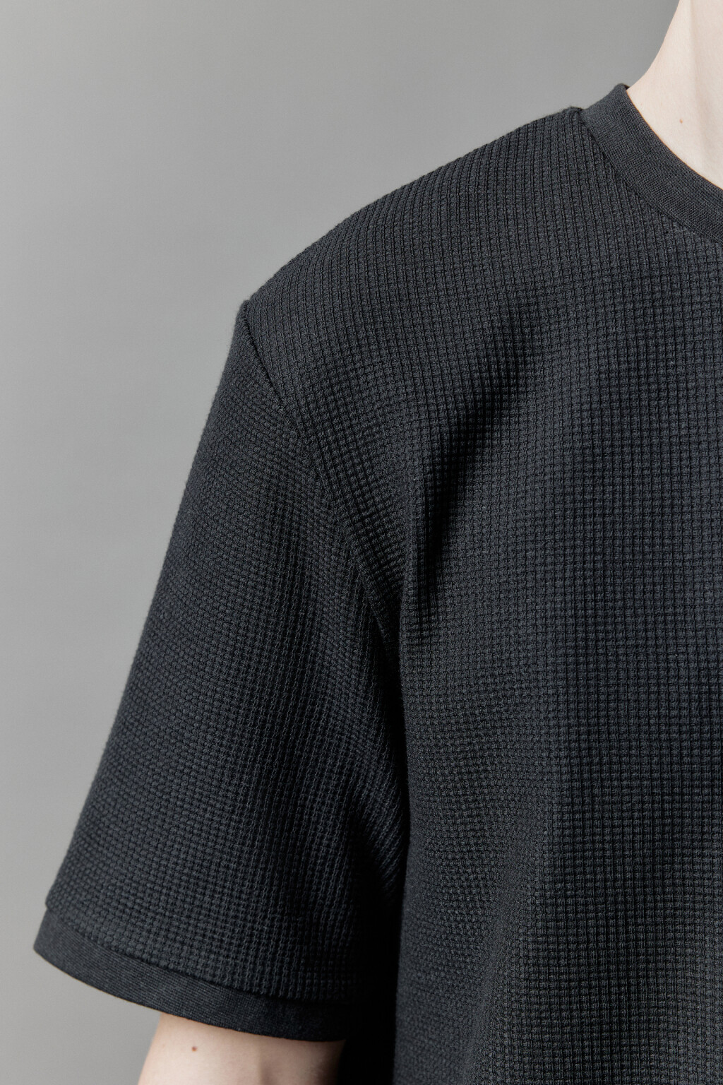 Футболка прямая из фактурного трикотажа - цвет черный - 7