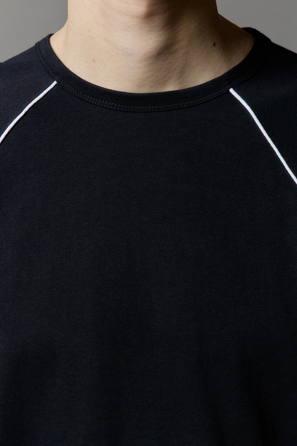 Футболка хлопковая с контрастными рукавами - цвет черный - 5