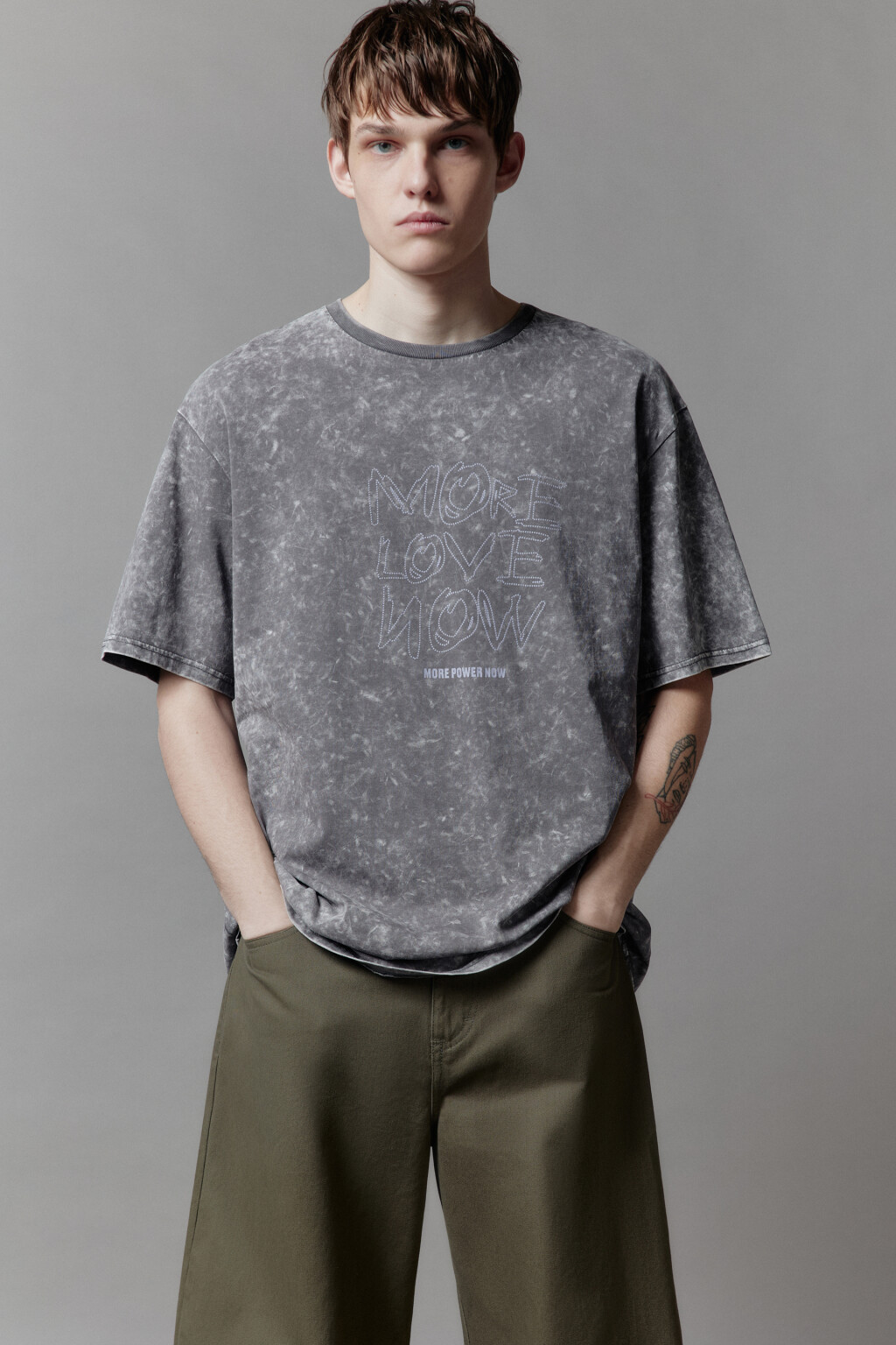 Футболка хлопковая с вареным эффектом и принтом - цвет серый - 4