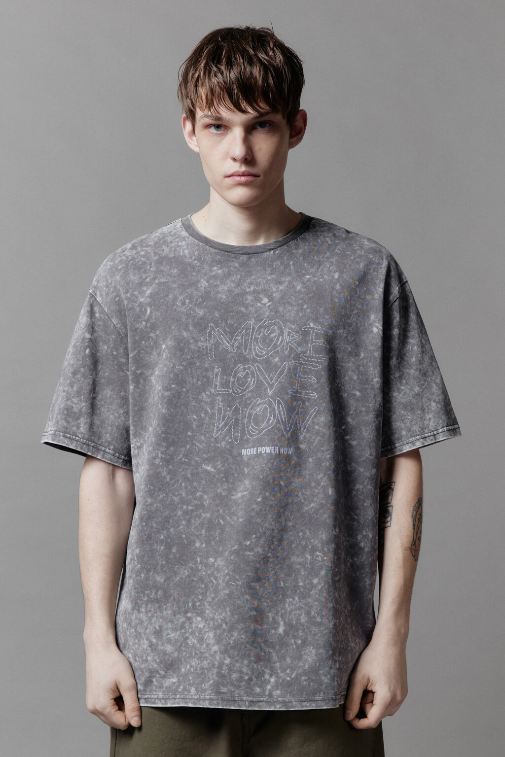 Футболка хлопковая с вареным эффектом и принтом - цвет серый - 5