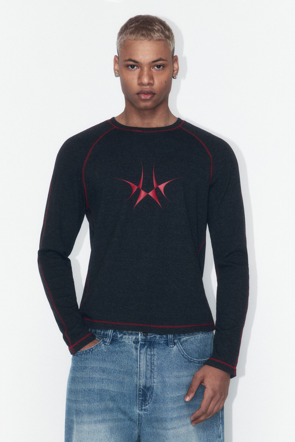 Лонгслив в рубчик облегающий с принтом - цвет черный - 2