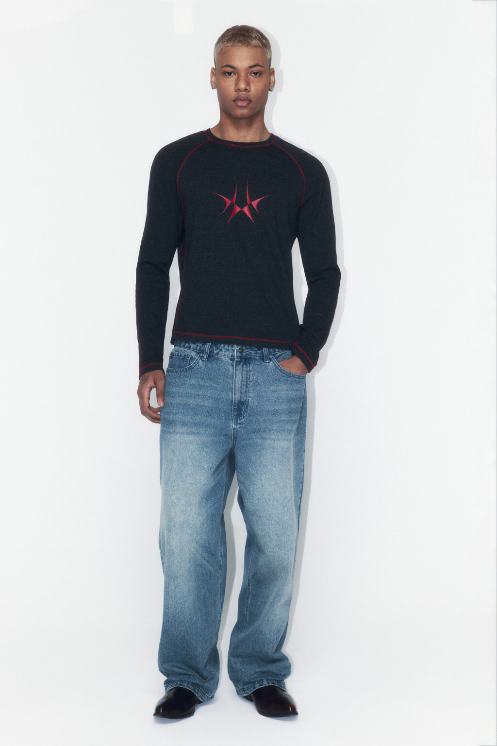 Лонгслив в рубчик облегающий с принтом - цвет черный - 5