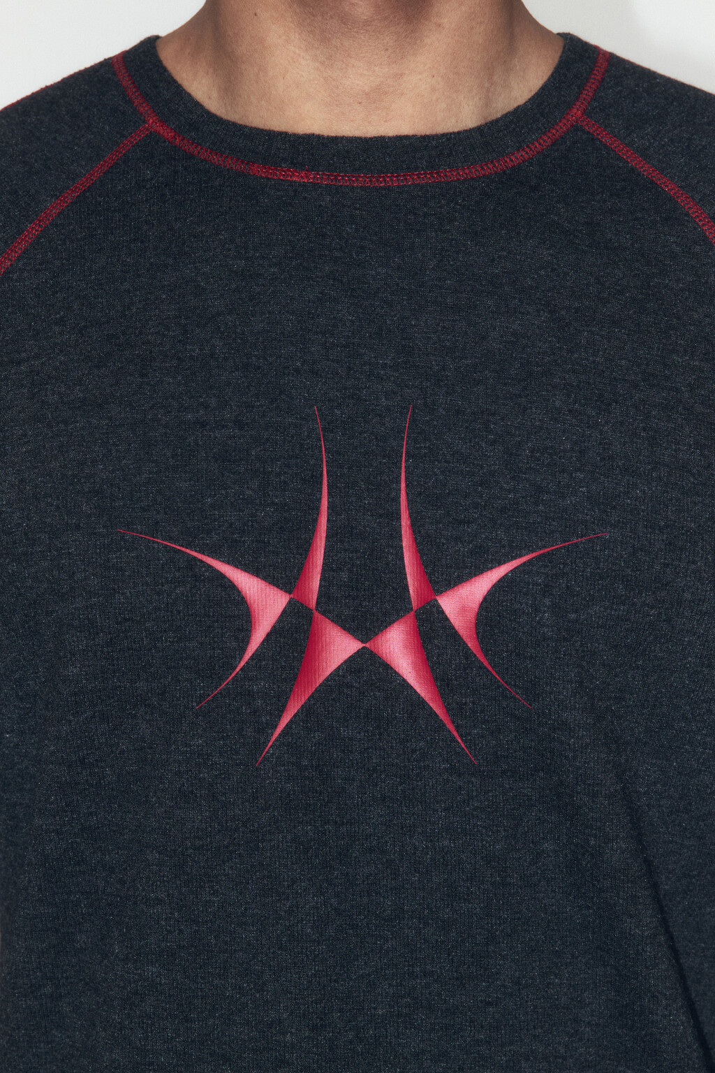 Лонгслив в рубчик облегающий с принтом - цвет черный - 7