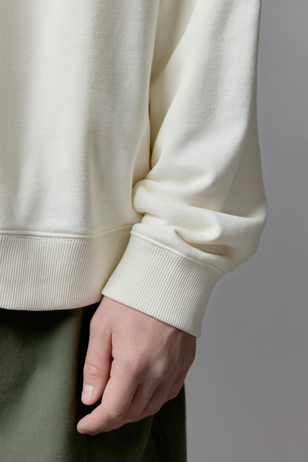 Свитшот трикотажный с принтом-надписью - цвет молочный - 7