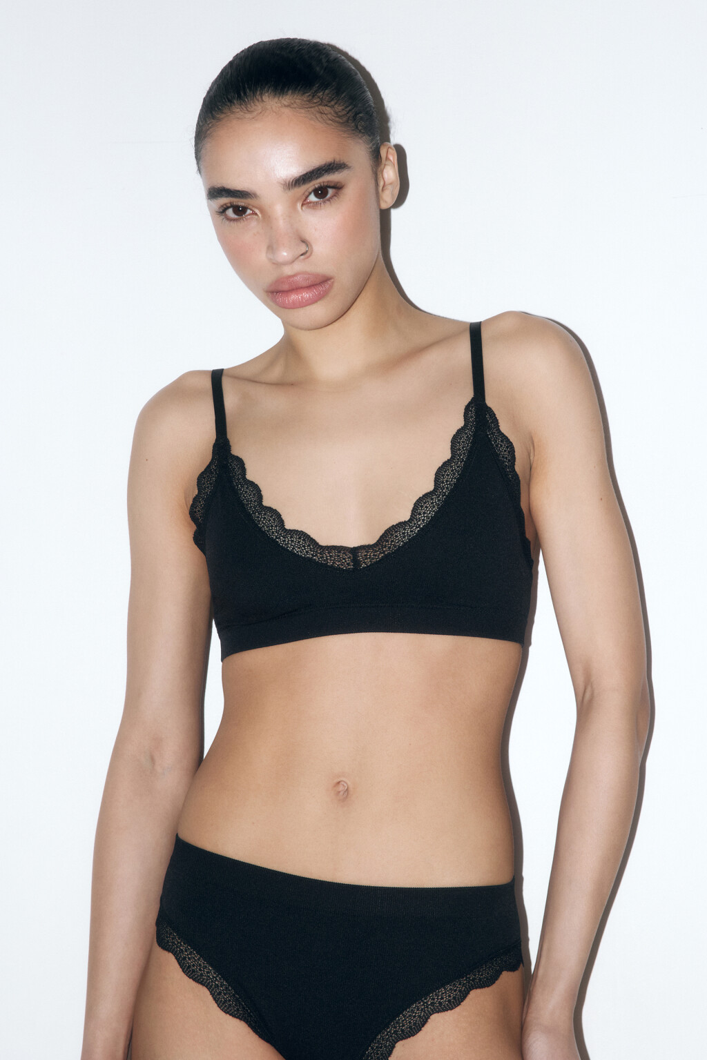 Бюстгальтер-топ бесшовный с кружевом - цвет черный - 2