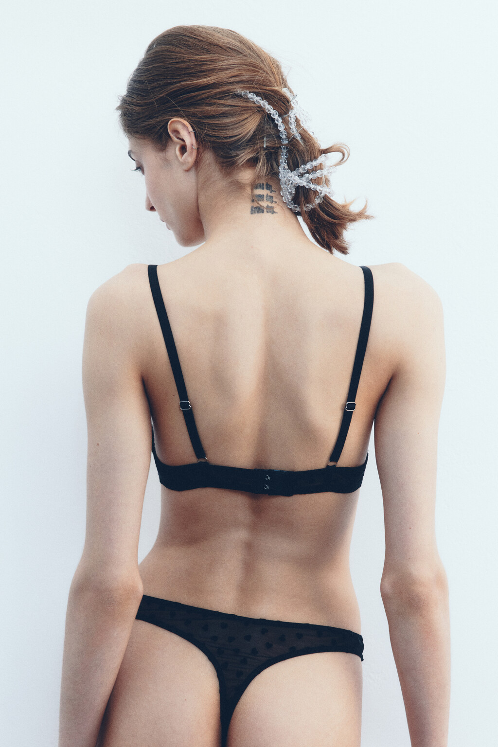 Бюстгальтер-бра сетчатый с сердечками - цвет черный - 4