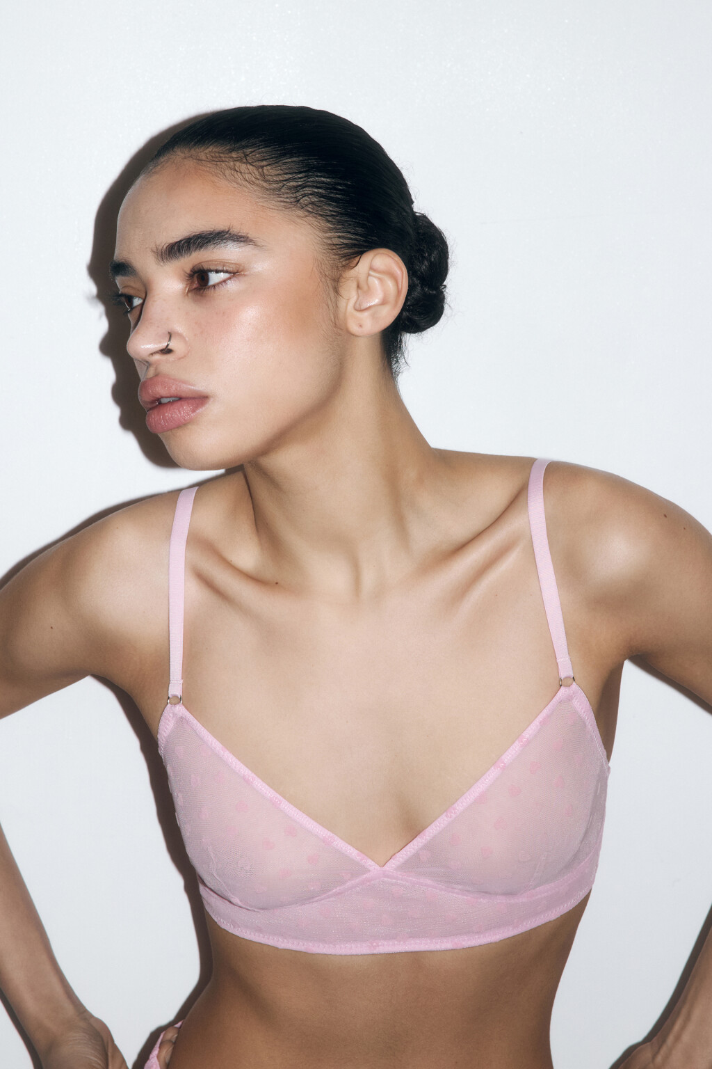 Бюстгальтер-бралетт из сетки с сердечками - цвет розовый - 1